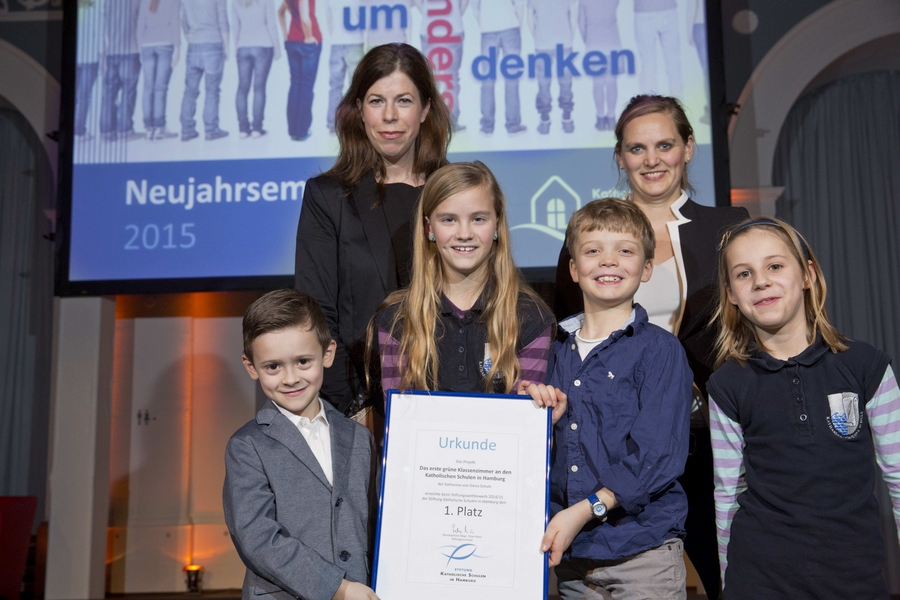 Stolz nimmt Frau Meyer-Marcotty  - gemeinsam mit Frau Gößling und 4 Kindern unserer Schule – die Urkunde für den 1. Platz entgegen.