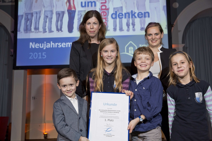 Stolz nimmt Frau Meyer-Marcotty - gemeinsam mit Frau Gößling und 4 Kindern unserer Schule – die Urkunde für den 1. Platz entgegen.